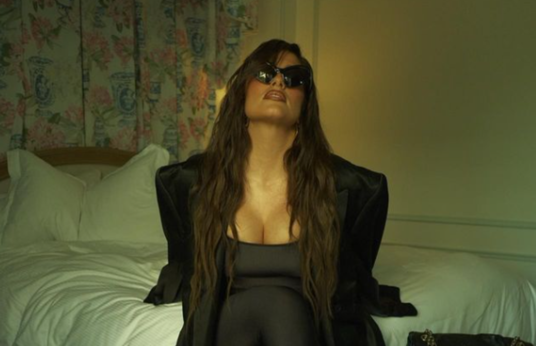 D&uuml;nyanın en seksi kadını Ashley Graham kuş t&uuml;y&uuml;nden elbisesiyle geceye damga vurdu! Kıvrımlarını b&ouml;yle sergiledi