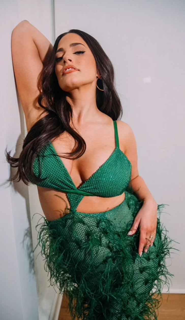 Dünyanın en seksi kadını Ashley Graham kuş tüyünden elbisesiyle geceye damga vurdu! Kıvrımlarını böyle sergiledi G1