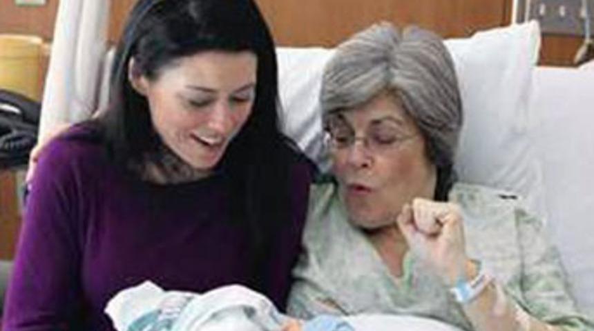 61 yaşında torununu doğurdu