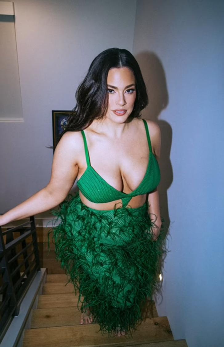 Dünyanın en seksi kadını Ashley Graham kuş tüyünden elbisesiyle geceye damga vurdu! Kıvrımlarını böyle sergiledi G3