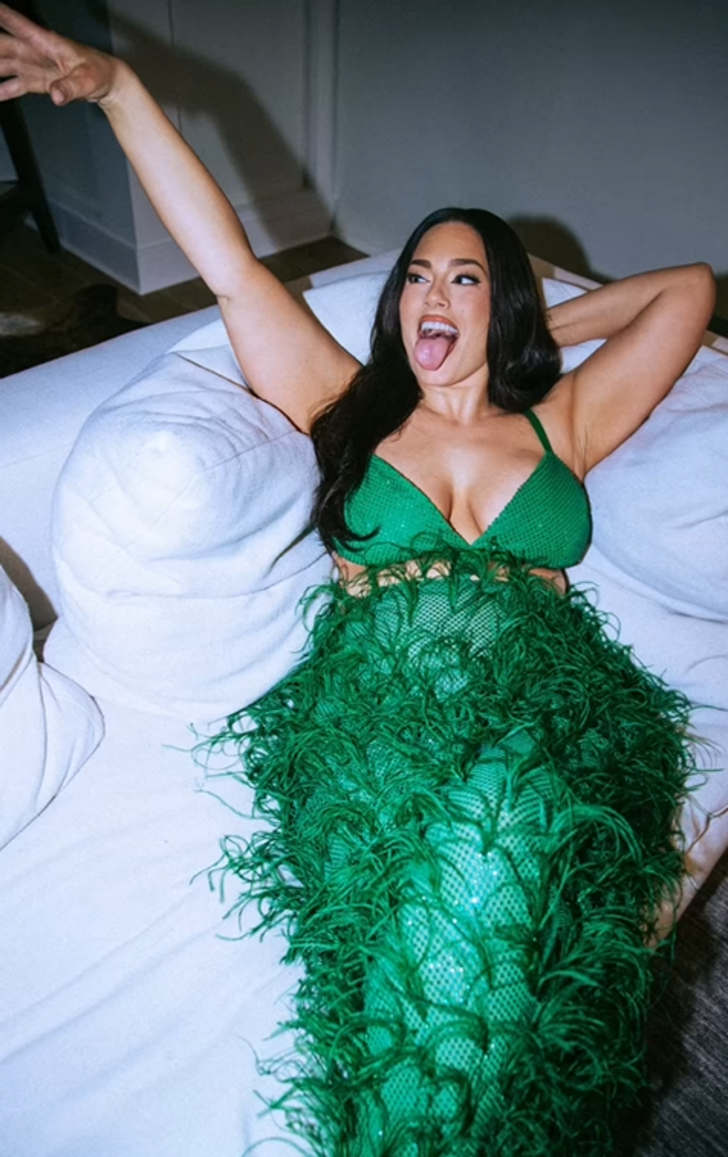 Dünyanın en seksi kadını Ashley Graham kuş tüyünden elbisesiyle geceye damga vurdu! Kıvrımlarını böyle sergiledi G4
