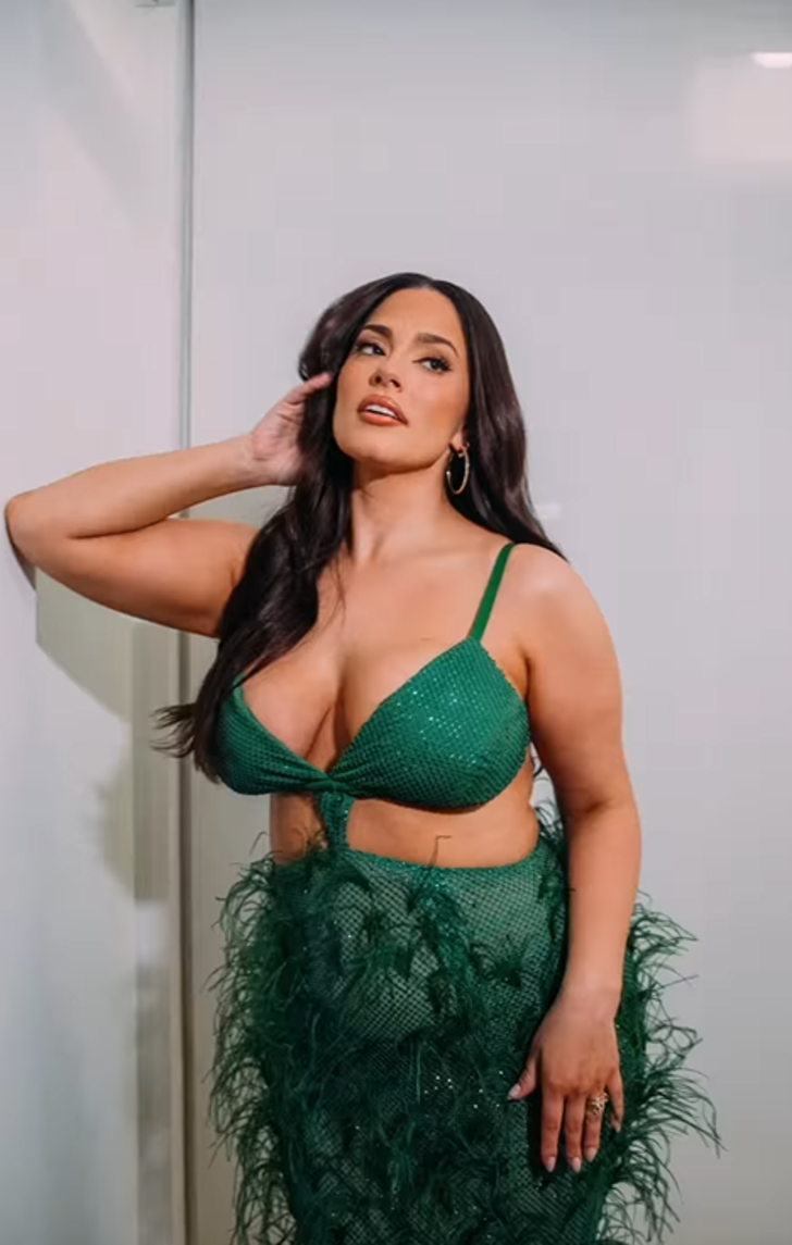 Dünyanın en seksi kadını Ashley Graham kuş tüyünden elbisesiyle geceye damga vurdu! Kıvrımlarını böyle sergiledi G5