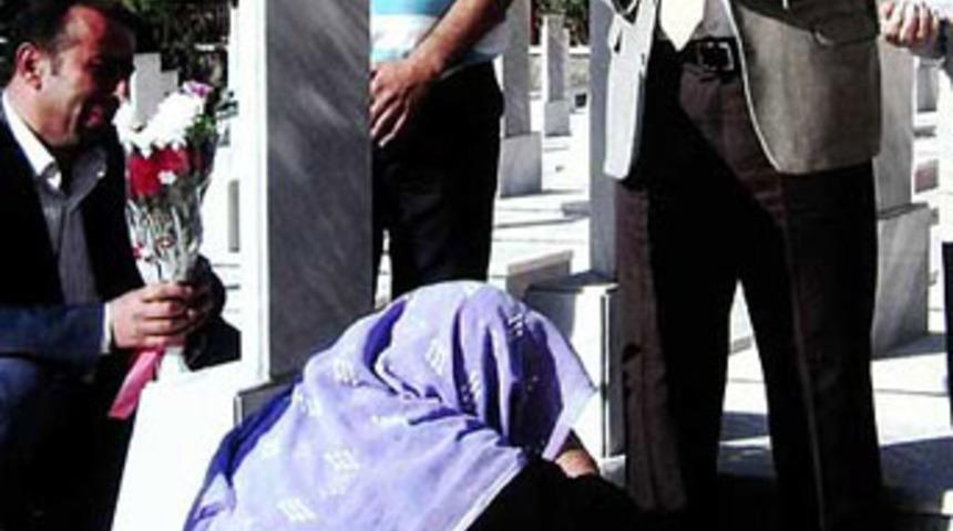 Bir fotoğrafla 36 yıldır aradığı mezarı buldu
