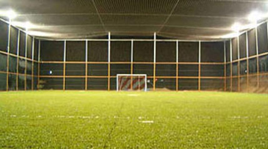 Halı sahada maç yapanlar tehlike altında