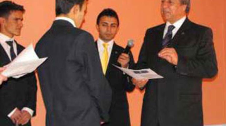 Validen öğrencilere garip nasihat!