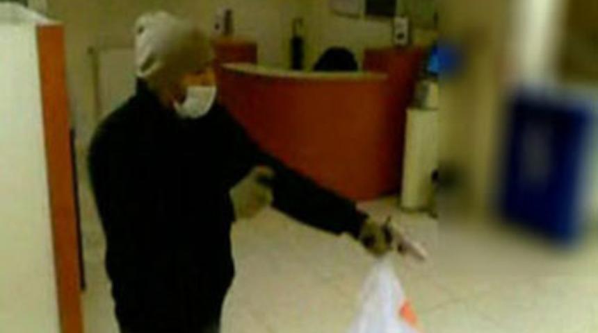 Ameliyat maskesiyle bankayı soydu!