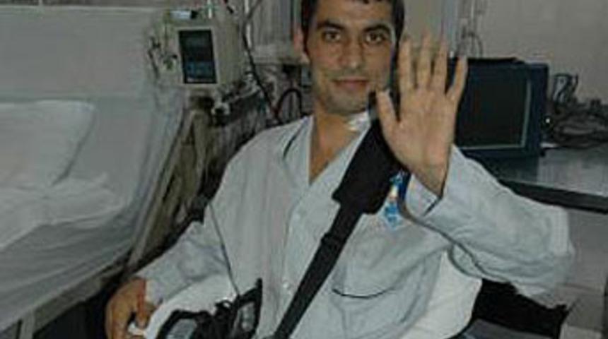 Kalbi boynunda geziyor