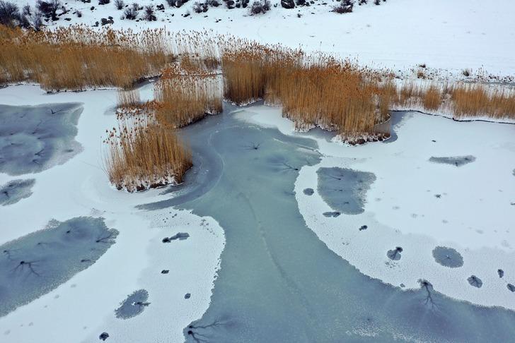 Görüntüler Iğdır'dan! Büyüleyici güzelliğiyle donmuş Üçkaya Gölü... G4