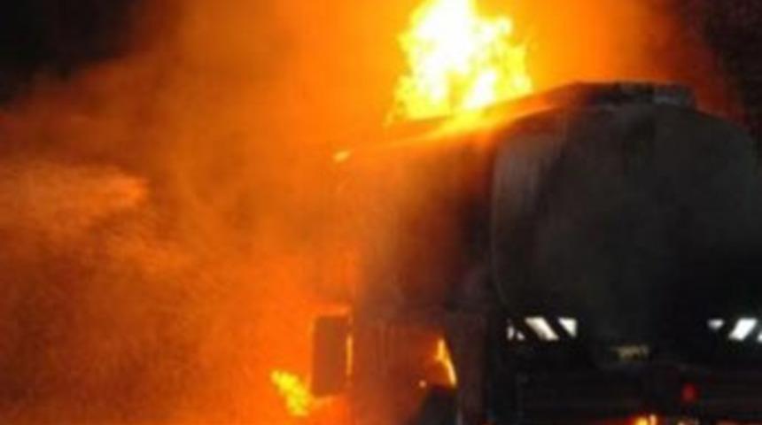 LPG y&uuml;kl&uuml; tanker patladı