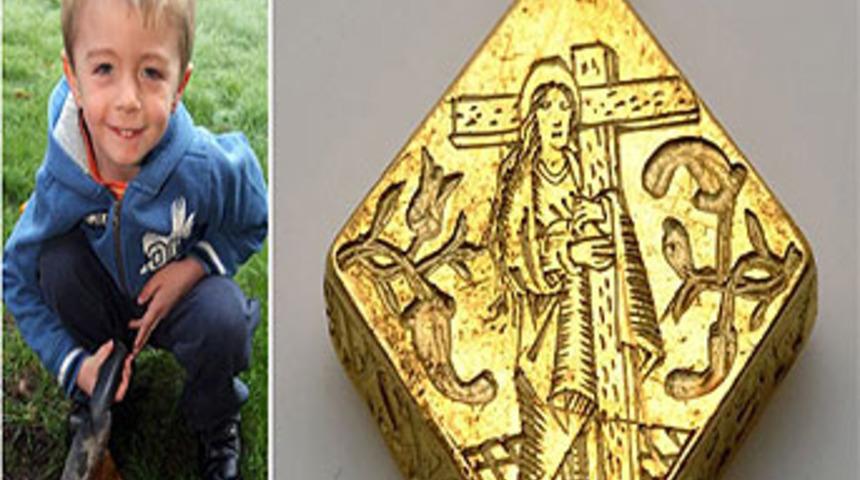 Elini attığı yerden define &ccedil;ıkıyor