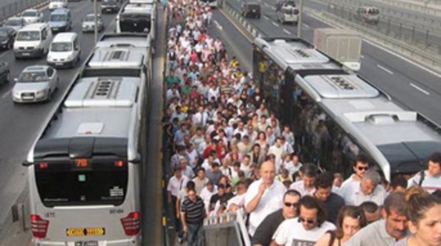 Flaş...Metrobüs durağında büyük panik yaşandı