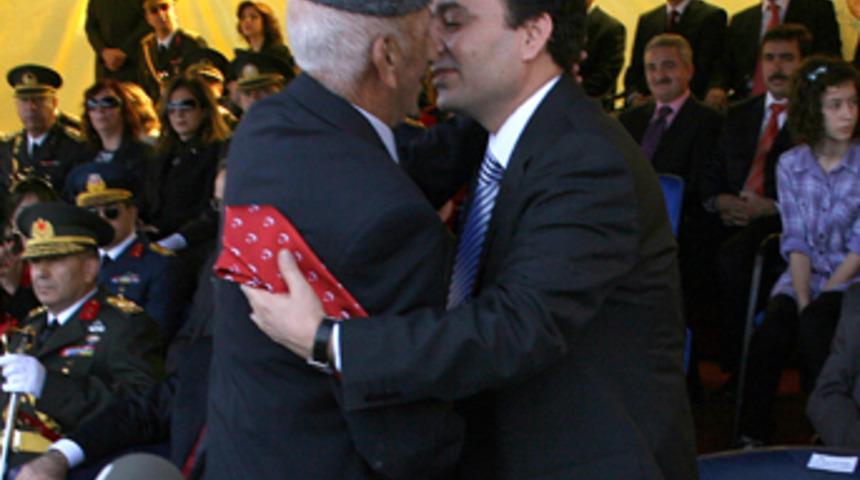 Baydemir'e T&uuml;rk bayrağı ve ay yıldızlı kravat