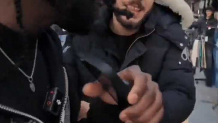 İstanbul'u gezen turist esnafın ısrarına dayanamadı! 'Bana dokunma' diyerek tepki gösterdi... Sosyal medyada gündem yarattı G4