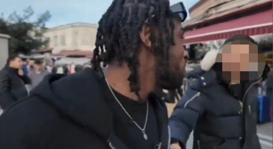 İstanbul'u gezen turist esnafın ısrarına dayanamadı! 'Bana dokunma' diyerek tepki g&ouml;sterdi... Sosyal medyada g&uuml;ndem yarattı