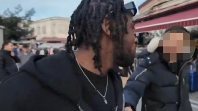 İstanbul'u gezen turist esnafın ısrarına dayanamadı! 'Bana dokunma' diyerek tepki gösterdi... Sosyal medyada gündem yarattı