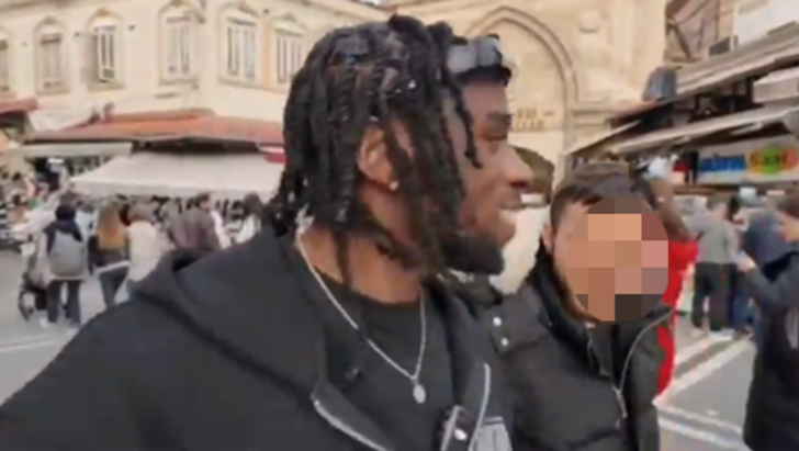 İstanbul'u gezen turist esnafın ısrarına dayanamadı! 'Bana dokunma' diyerek tepki gösterdi... Sosyal medyada gündem yarattı G2