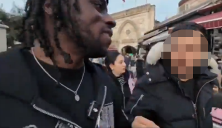 İstanbul'u gezen turist esnafın ısrarına dayanamadı! 'Bana dokunma' diyerek tepki gösterdi... Sosyal medyada gündem yarattı G3