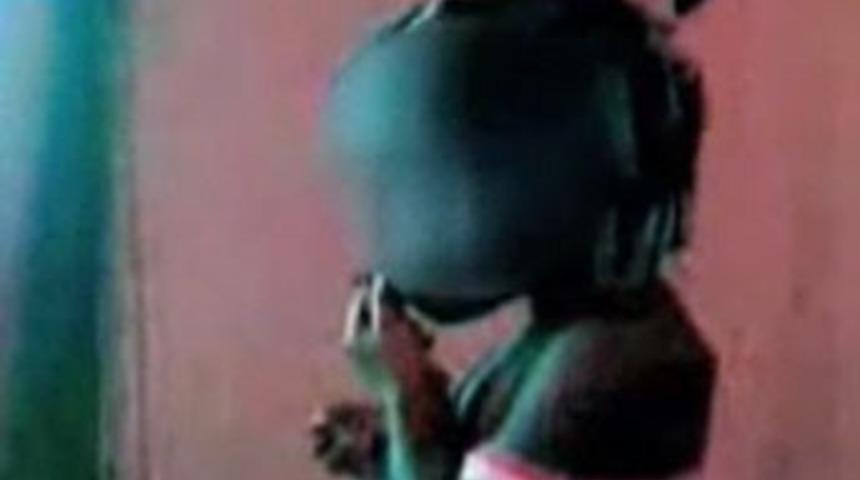 2 yaşında esrar i&ccedil;iyor!