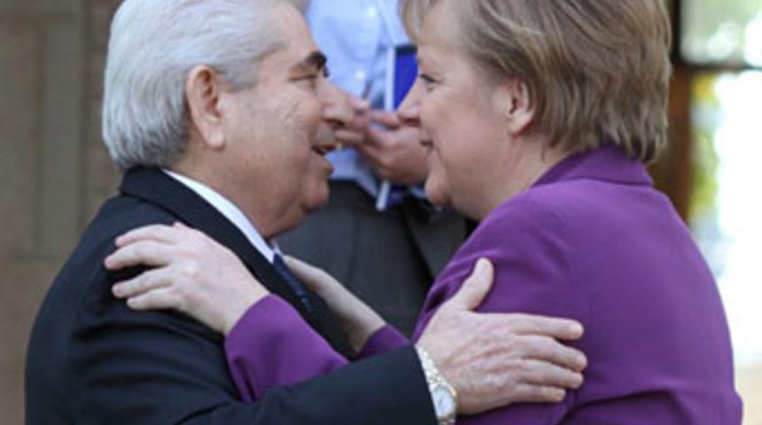 Merkel'den pes dedirten a&ccedil;ıklama