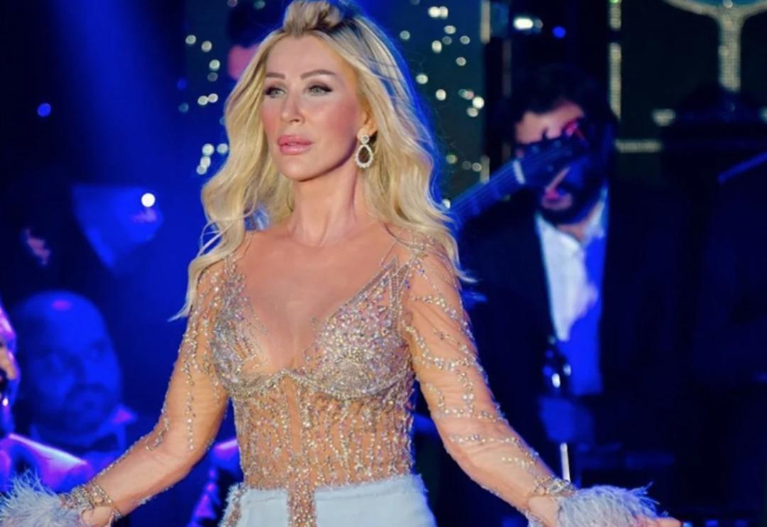 Estetiklere doyamayan Seda Sayan kaslı v&uuml;cudunu g&ouml;sterdi! 