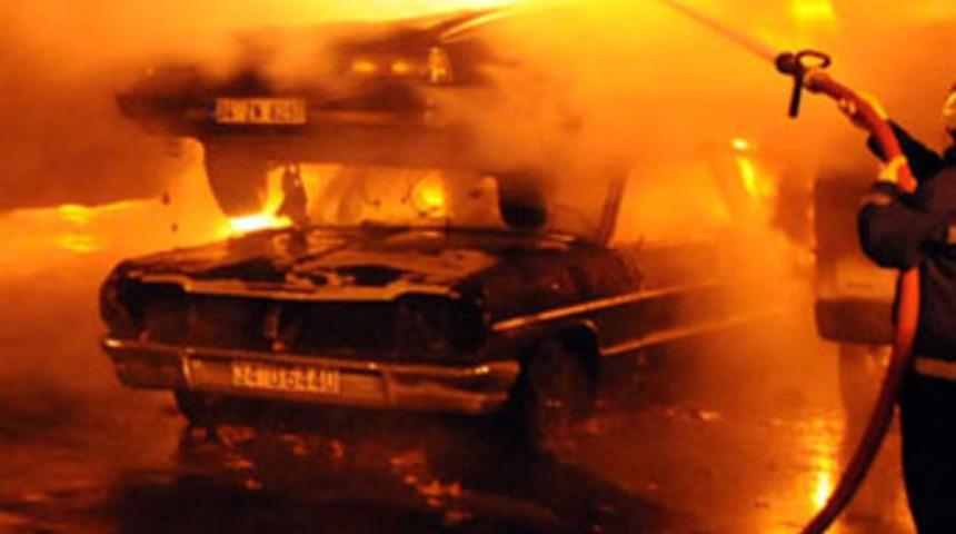 Ter&ouml;r Yandaşları 18 Aracı Ateşe Verdi