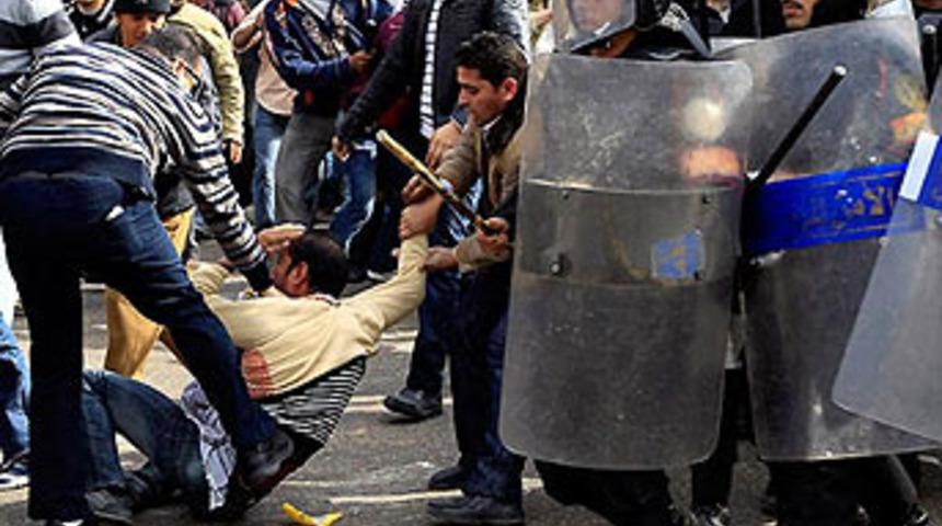 Mübarek gitti ama halk evine dönmüyor