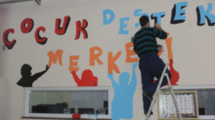 Sî û Ronahîliler çocuklar için duvar boyuyor