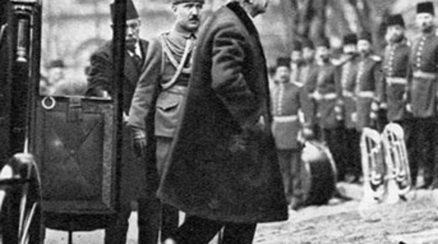 Tahta d&ouml;nmek i&ccedil;in Atat&uuml;rk'&uuml; devirecekti!