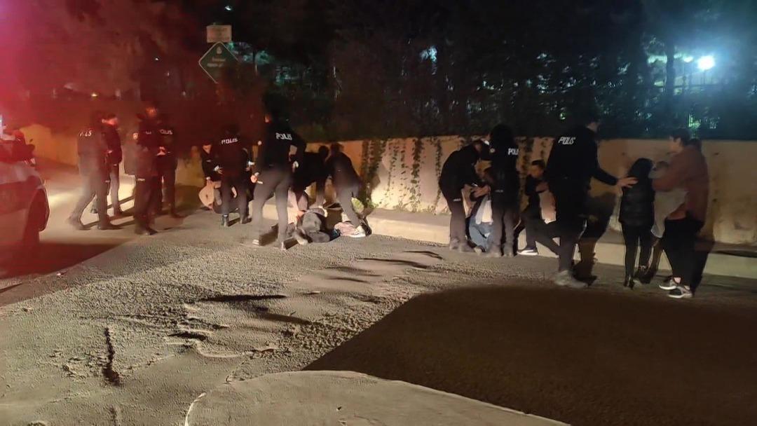 Şişli'de iki grup birbirine girdi! Havaya ateş a&ccedil;ıldı... 1 polis yaralı