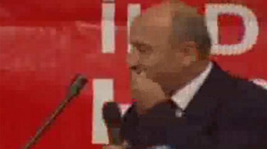 Kurtulmuş'u eleştirirken takma dişi &ccedil;ıktı!..