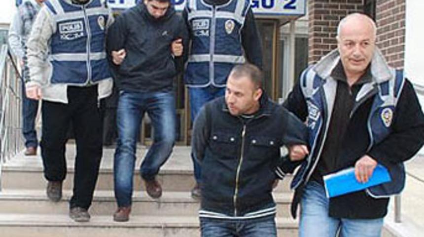 Kızları beklerken polis bastı