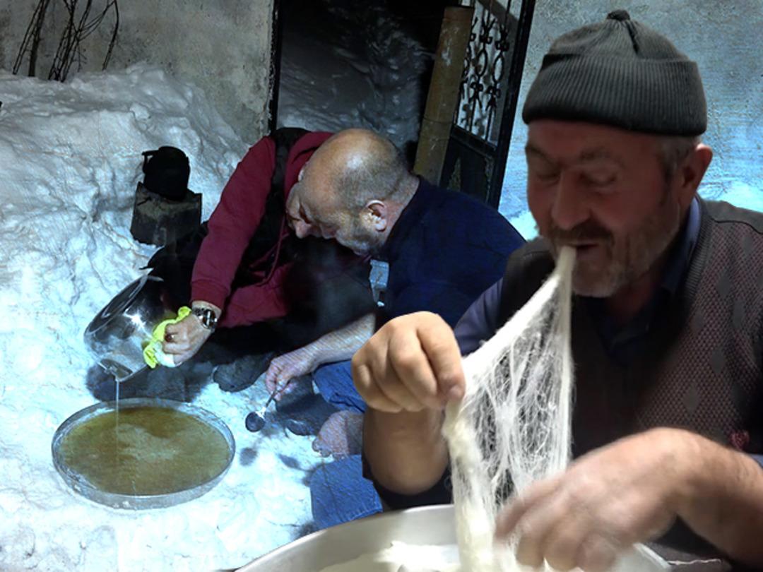 Soğuk kış g&uuml;nlerinin vazge&ccedil;ilmez lezzeti! Yapımı saatler s&uuml;r&uuml;yor, dakikalar i&ccedil;inde t&uuml;ketiliyor