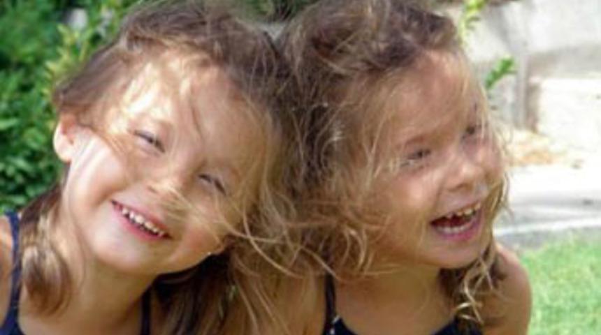 Annesi ikizlerden birini kurtarabildi