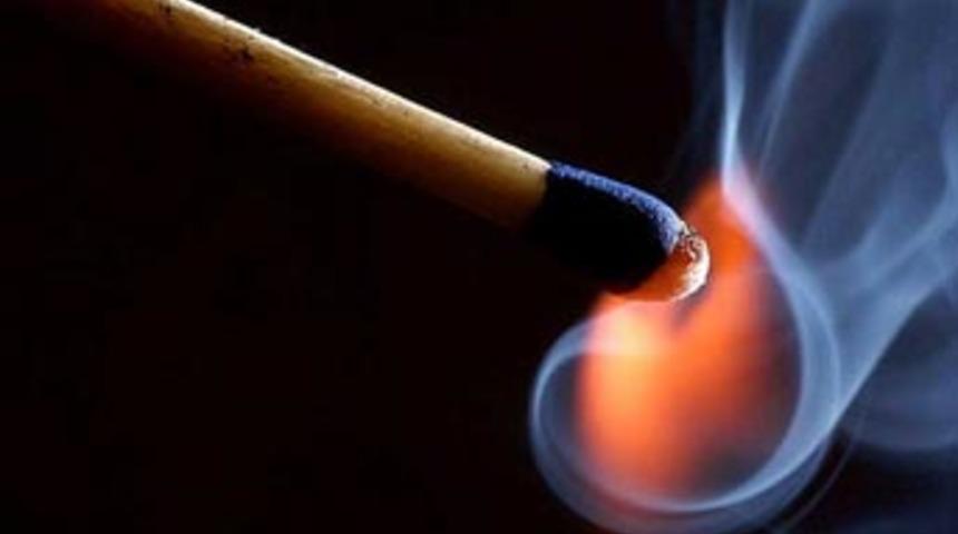 Sevgilisinin cinsel organını yaktı