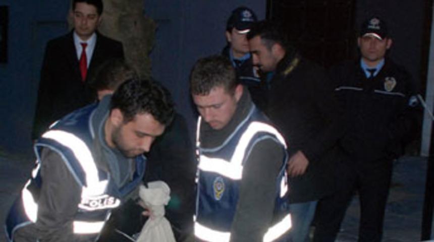 Soner Yal&ccedil;ın&rsquo;ın 15 bin kitabı tek tek arandı