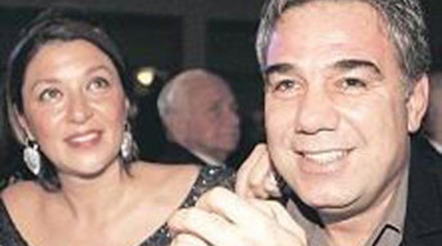 &Uuml;nl&uuml; şarkıcıyı d&ouml;v&uuml;p evini soydular