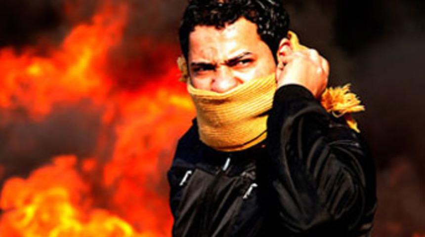 İsyancılar polisle, polis askerle çatışıyor