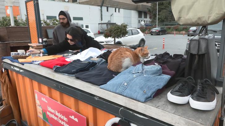 Adı: 'Eski sevgili pazarı' İstanbul'da kuruldu, yoğun ilgi görüyor! "Sana kırmızı hiç yakışmıyor" yazan da var "Derdinden, kederinden yırttığım pantolon" yazan da G3