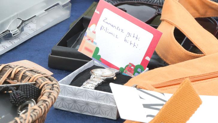 Adı: 'Eski sevgili pazarı' İstanbul'da kuruldu, yoğun ilgi görüyor! "Sana kırmızı hiç yakışmıyor" yazan da var "Derdinden, kederinden yırttığım pantolon" yazan da G5