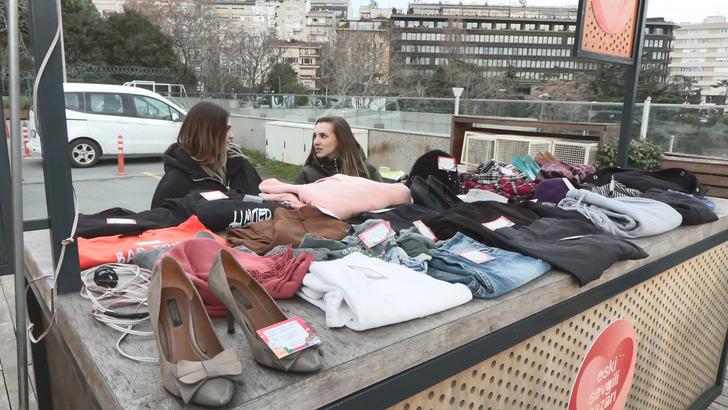 Adı: 'Eski sevgili pazarı' İstanbul'da kuruldu, yoğun ilgi görüyor! "Sana kırmızı hiç yakışmıyor" yazan da var "Derdinden, kederinden yırttığım pantolon" yazan da G4