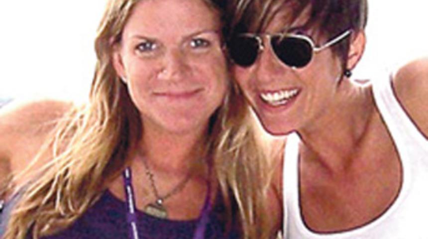 Lezbiyen &ccedil;ifte "&ouml;p&uuml;şme" cezası