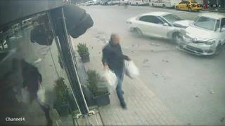 Korkutan kaza kamerada! Kaldırımda yürürken ölümden böyle döndü