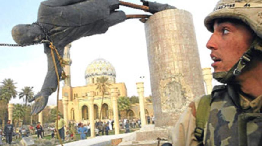 Saddam&rsquo;ın heykeli kurmacayla devrildi