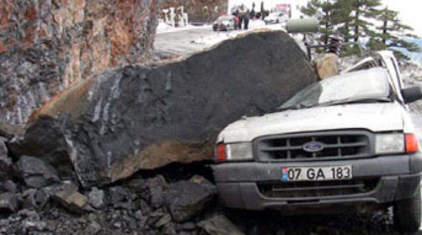 Kaya par&ccedil;ası &ouml;ld&uuml;rd&uuml;