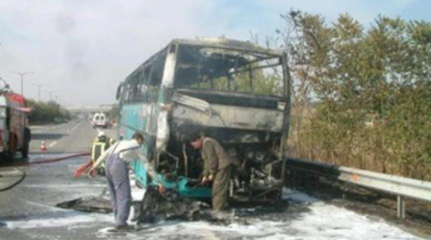 Basketbolcuların otob&uuml;s&uuml; alev aldı