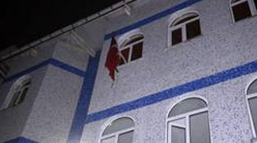 Cemevine T&uuml;rk bayrağı saldırısı