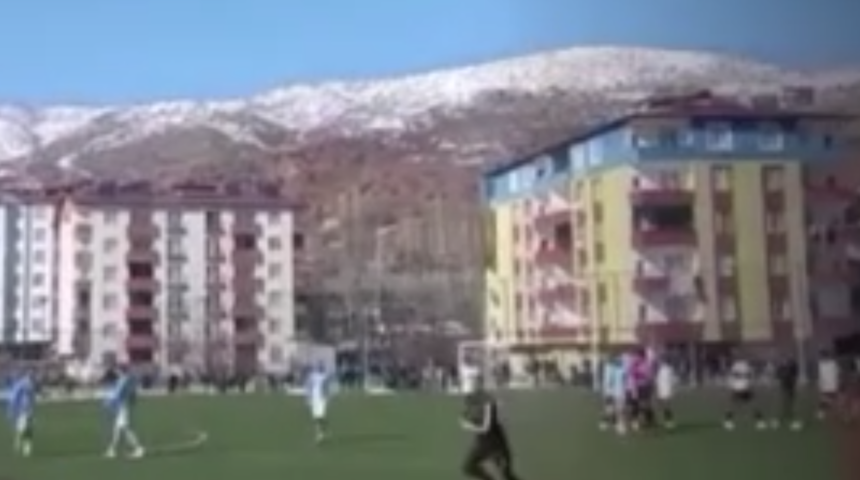 Türkiye'de yaşandı! İnanılmaz olay... Kırmızı kart gören futbolcu sahaya bıçakla daldı, rakip takım sahadan çekildi