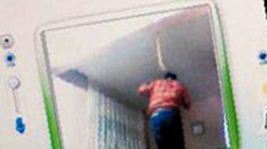 Terk eden eşine intiharını izletti