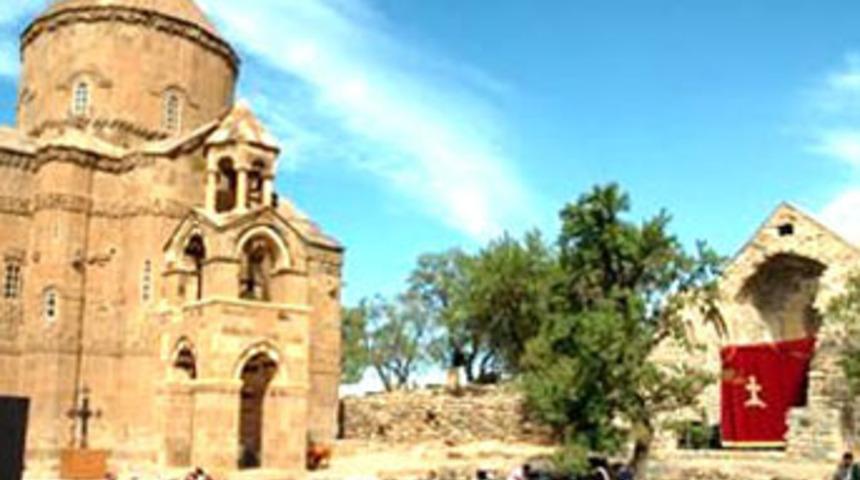 Akdamar Kilisesi’nin haçı takılıyor