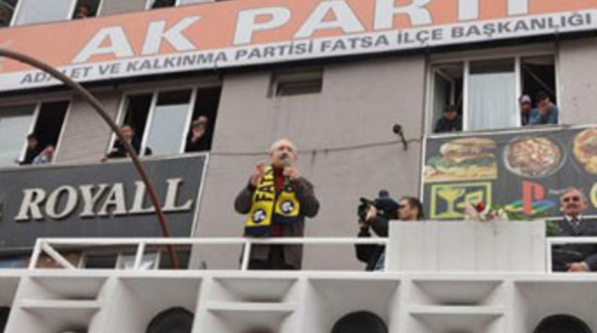 AKP'nin &ouml;n&uuml;nden AKP'ye y&uuml;klendi!